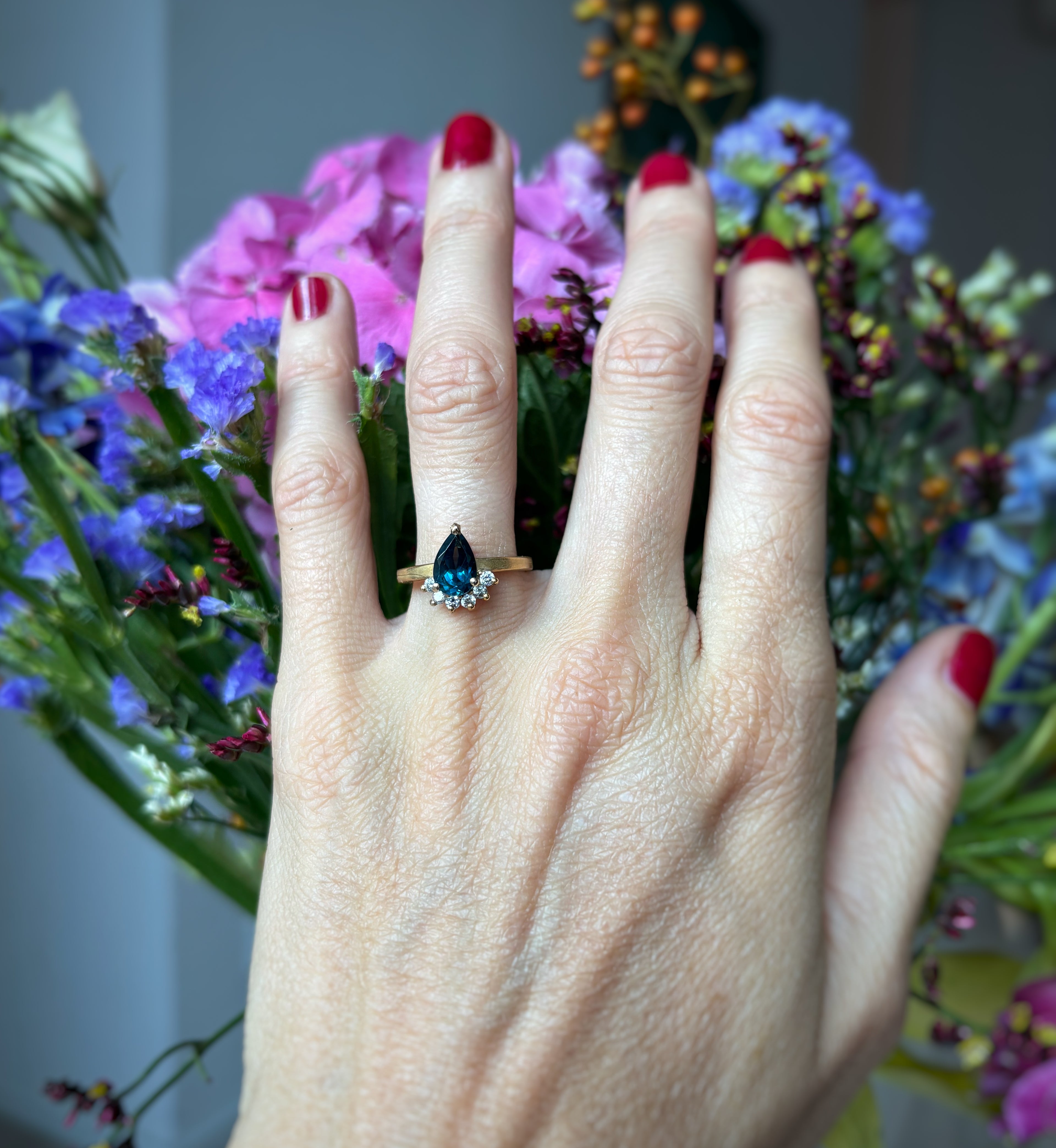 Anello goccia a corona