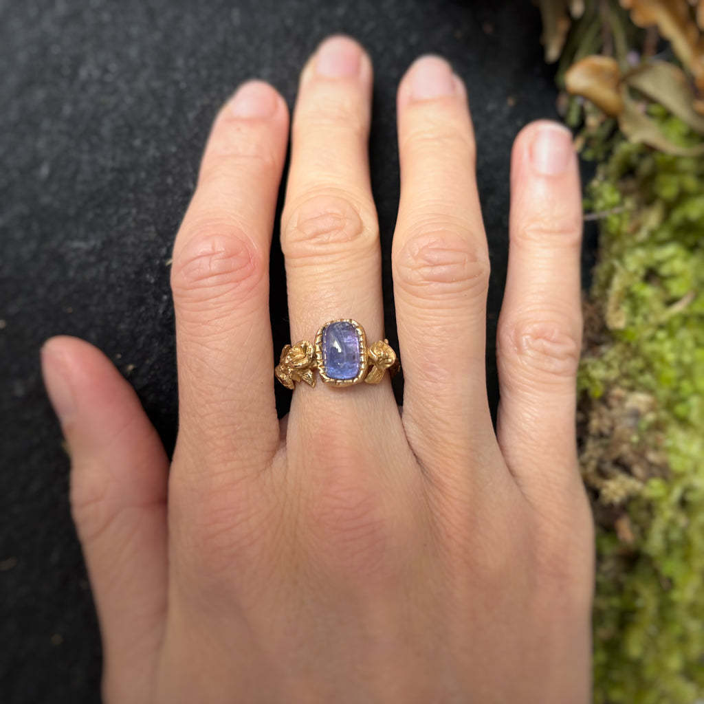 Anello Tanzanite tra fiorellini