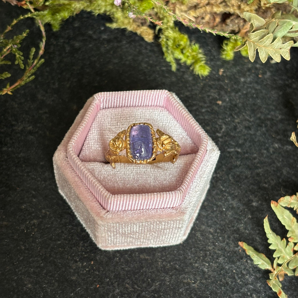 Anello Tanzanite tra fiorellini