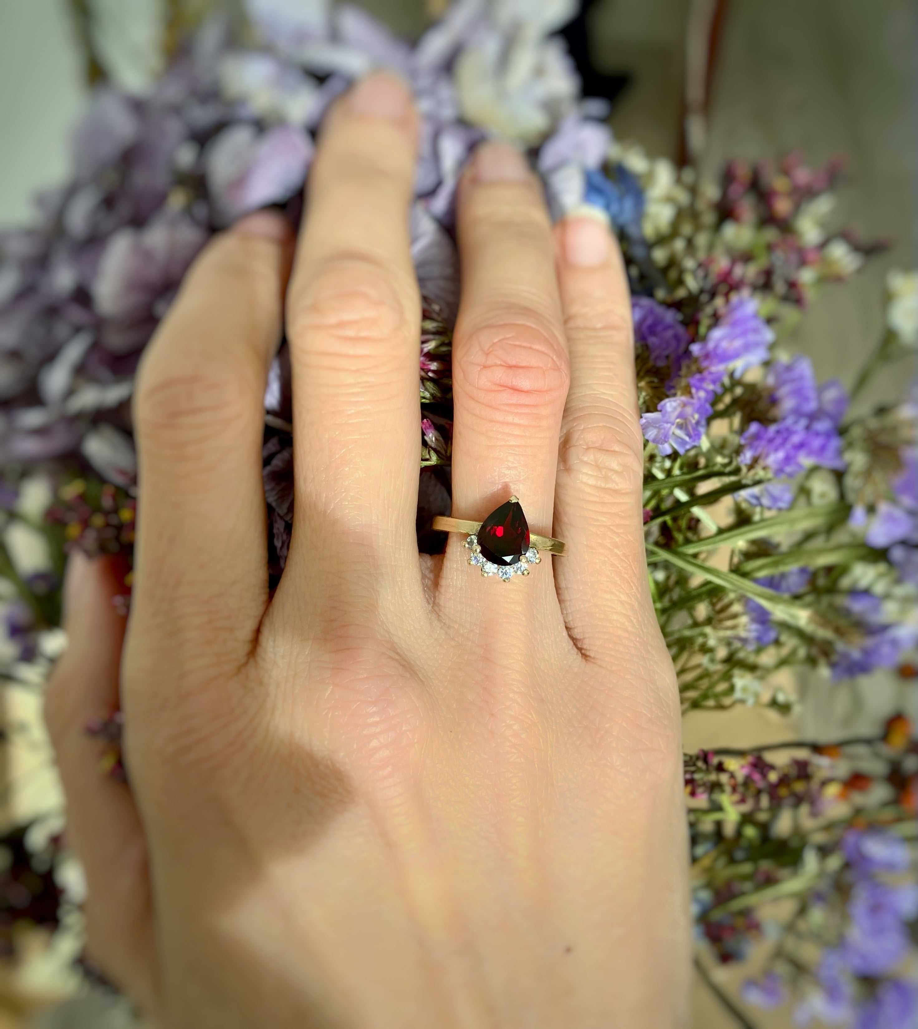 Anello goccia a corona